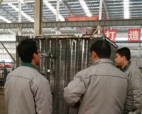 某公司驗收員來華油飛達(dá)容器車間驗收產(chǎn)品